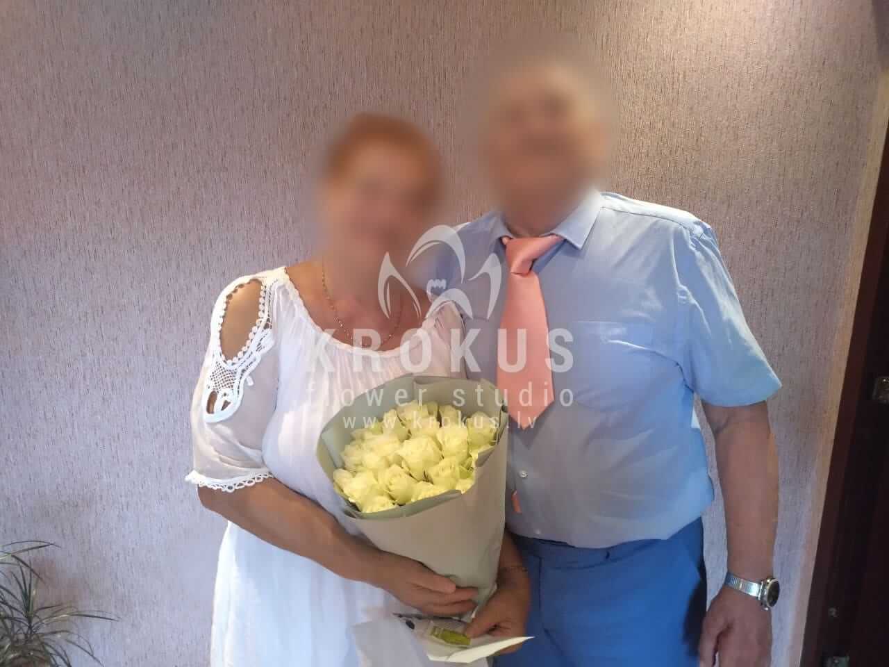 Deliver flowers to Rīga (white roses)