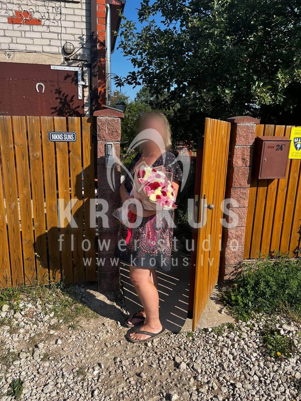 Deliver flowers to Rīga (pink roseswhite rosesred roses)