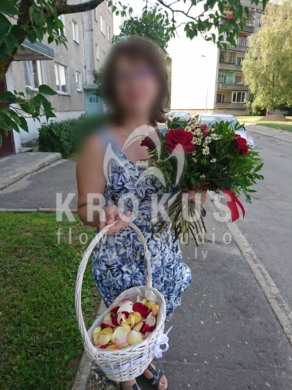 Доставка цветов в город Рига (фисташкатанацетум гиперикумромашкикрасные розы)