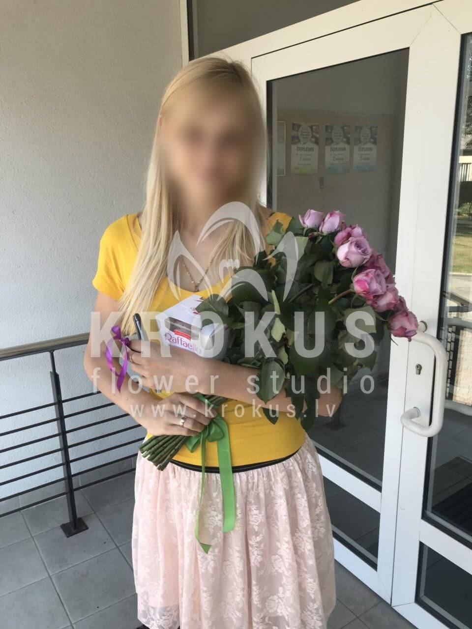 Deliver flowers to Rīga (bicolor roses)