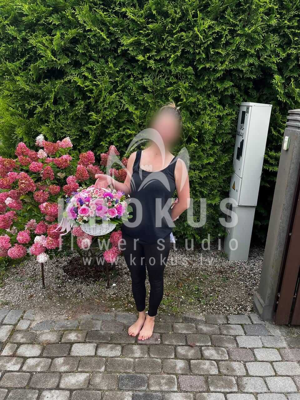 Deliver flowers to Mārupe (shrub rosespink rosesclovessalalwaxflowerstatice)