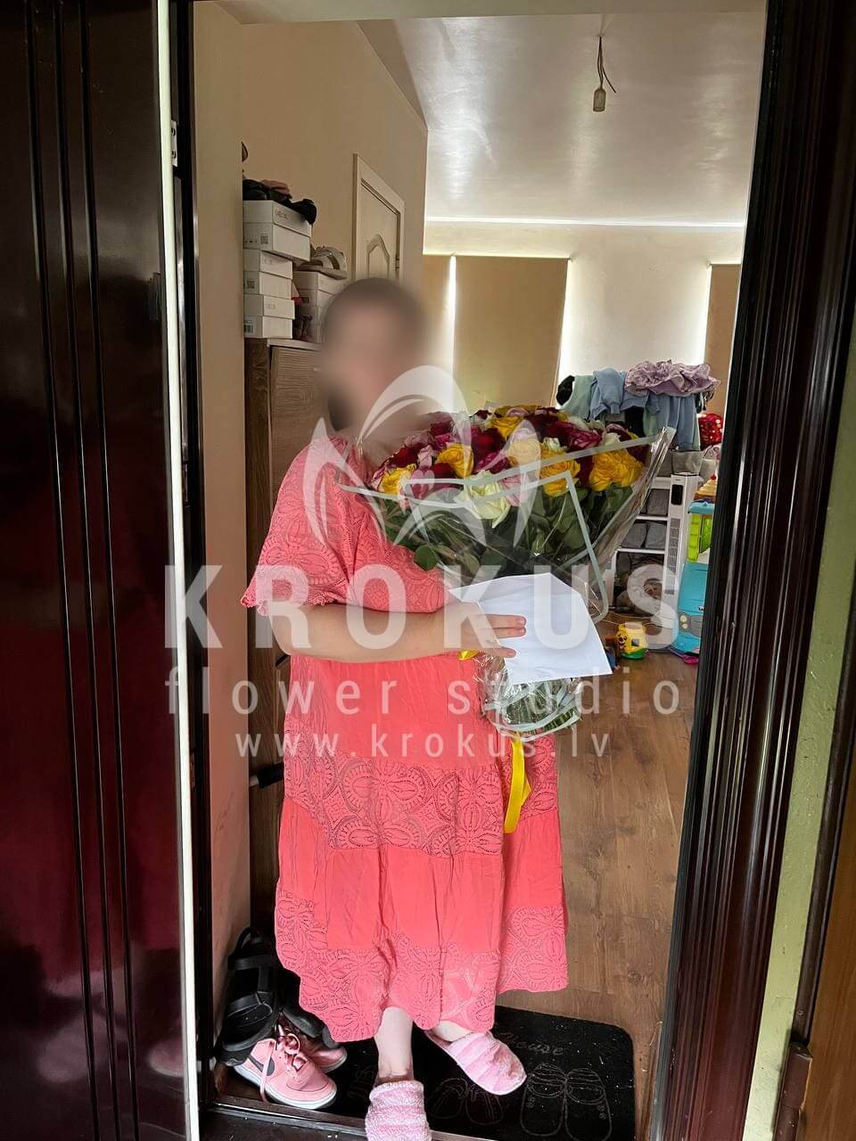 Deliver flowers to Rīga (pink roseswhite rosesyellow rosesorange rosescream rosesred roses)