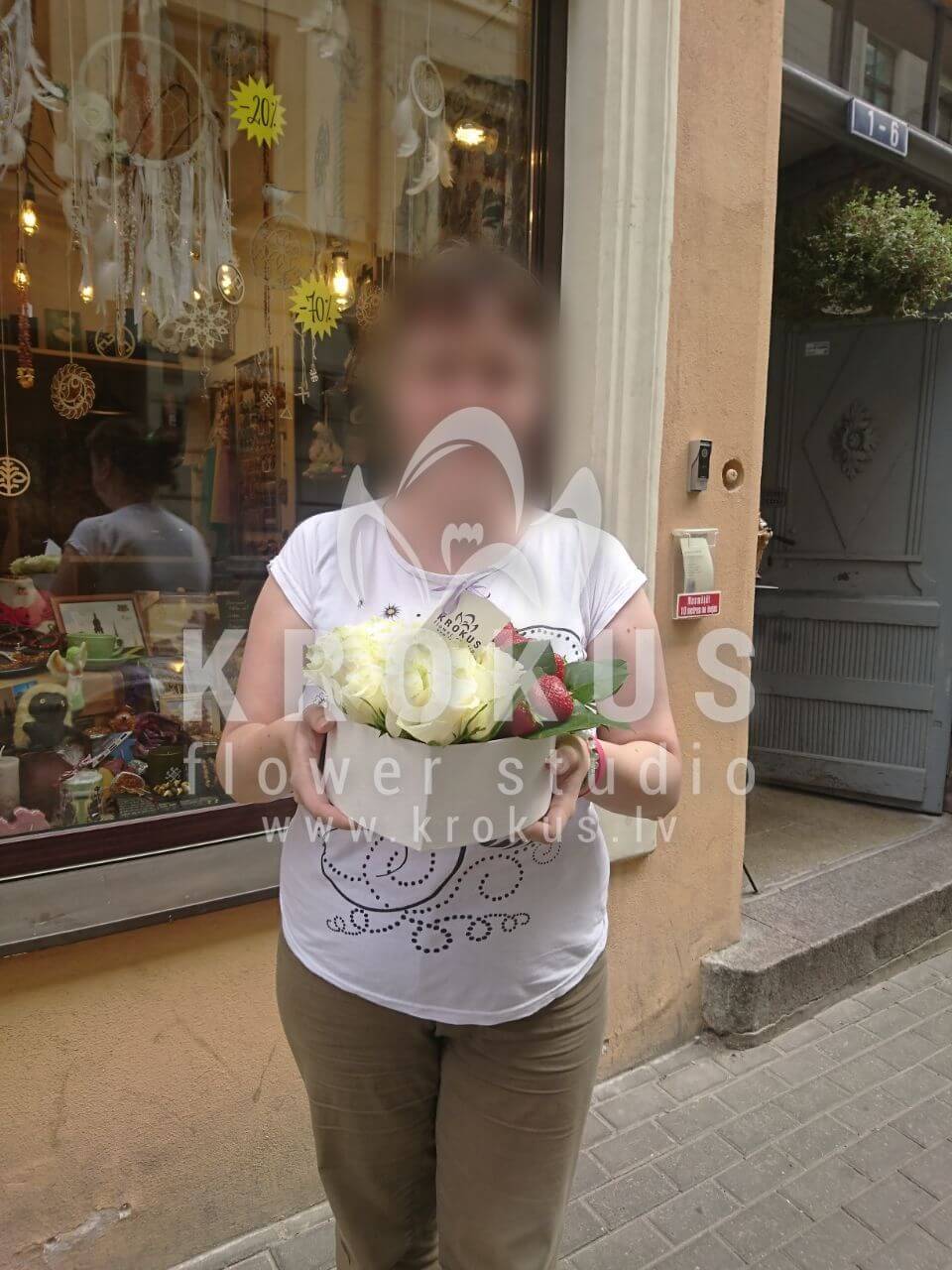 Deliver flowers to Rīga (stylish boxmulti-colored roses)