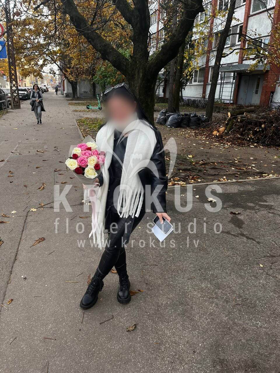 Deliver flowers to Rīga (pink roseswhite rosesred roses)