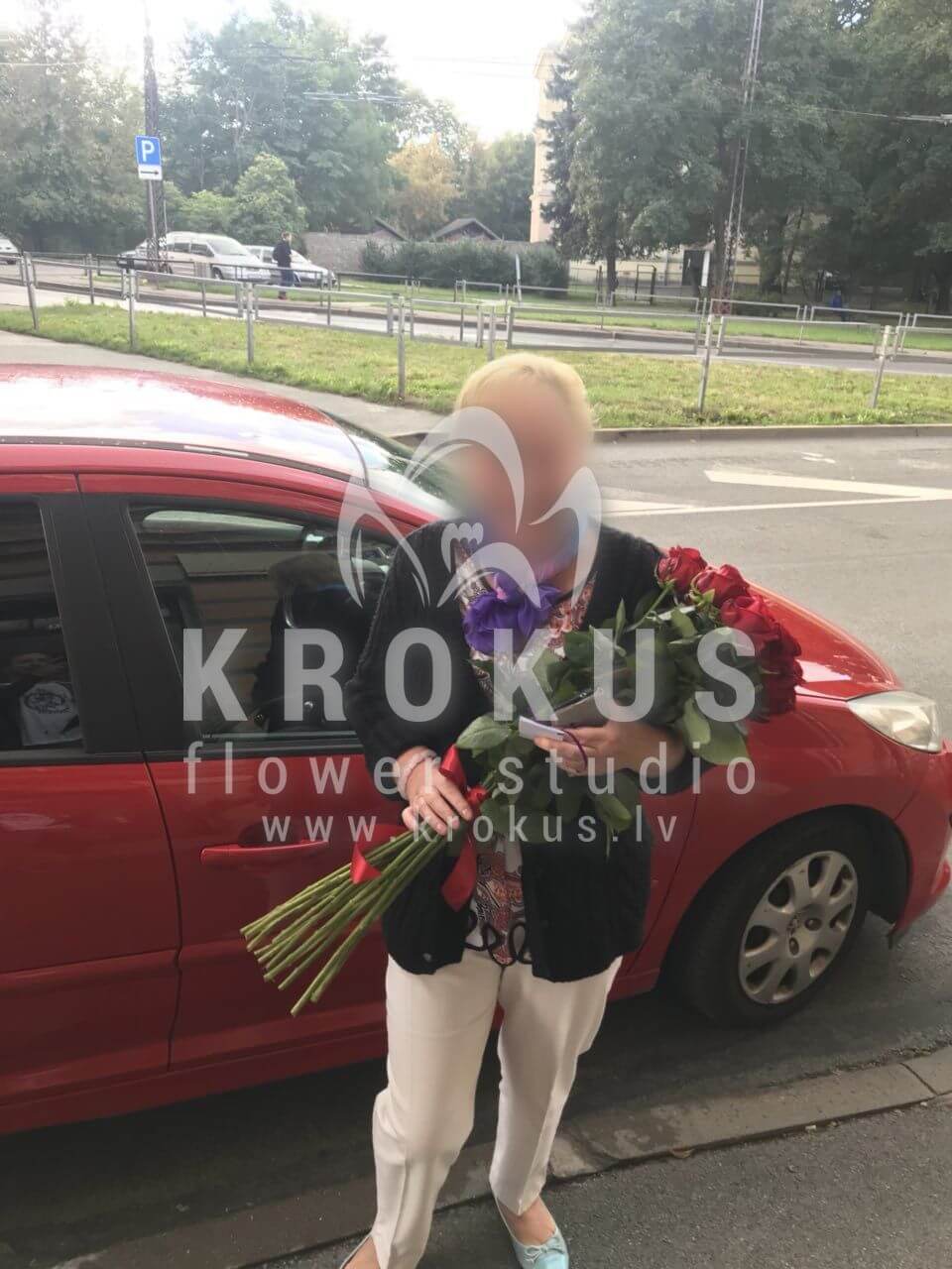 Доставка цветов в город Рига (кустовые розыподсолнухижелтые розы)