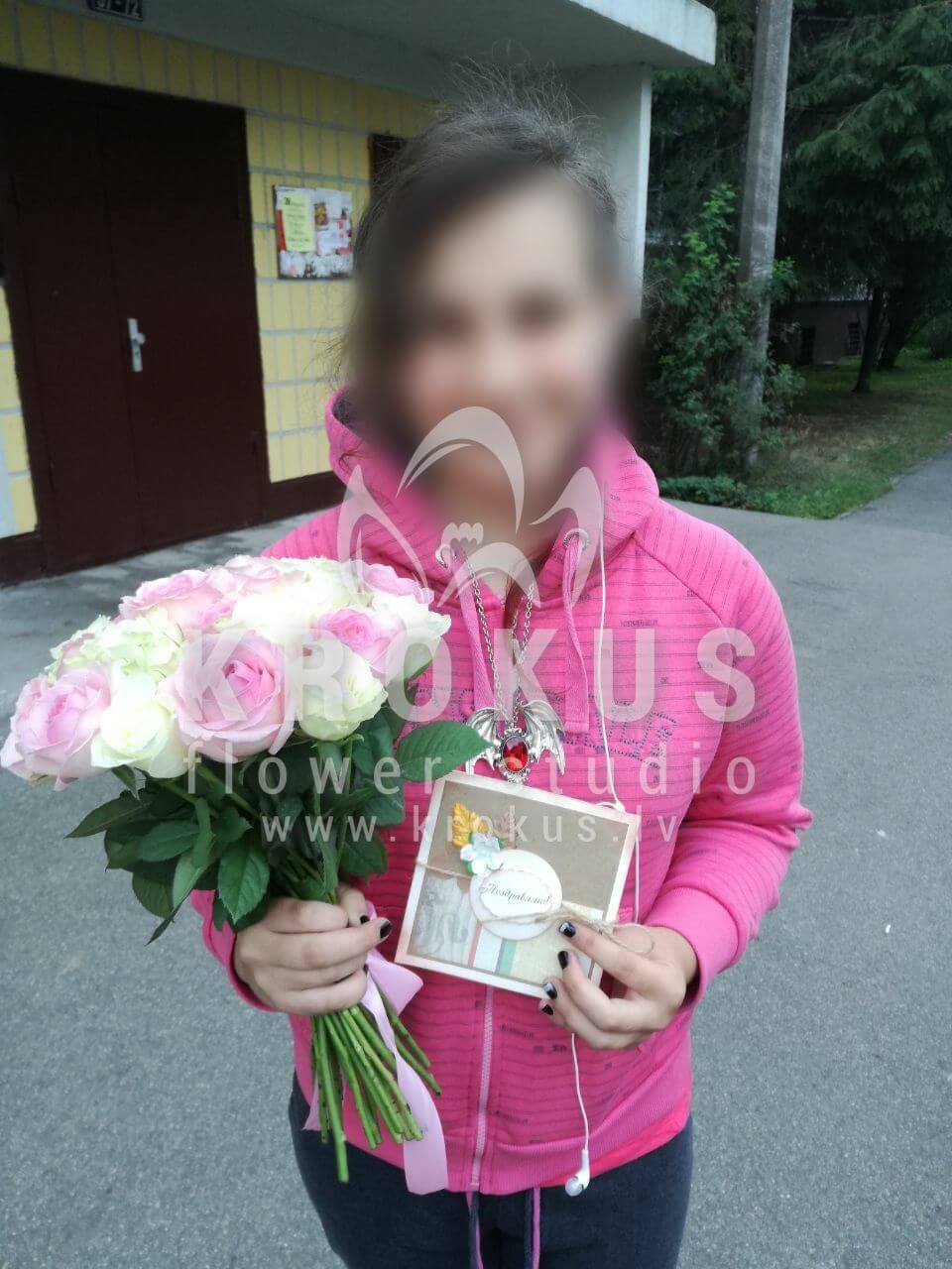 Доставка цветов в город Рига (розовые розыбелые розы)