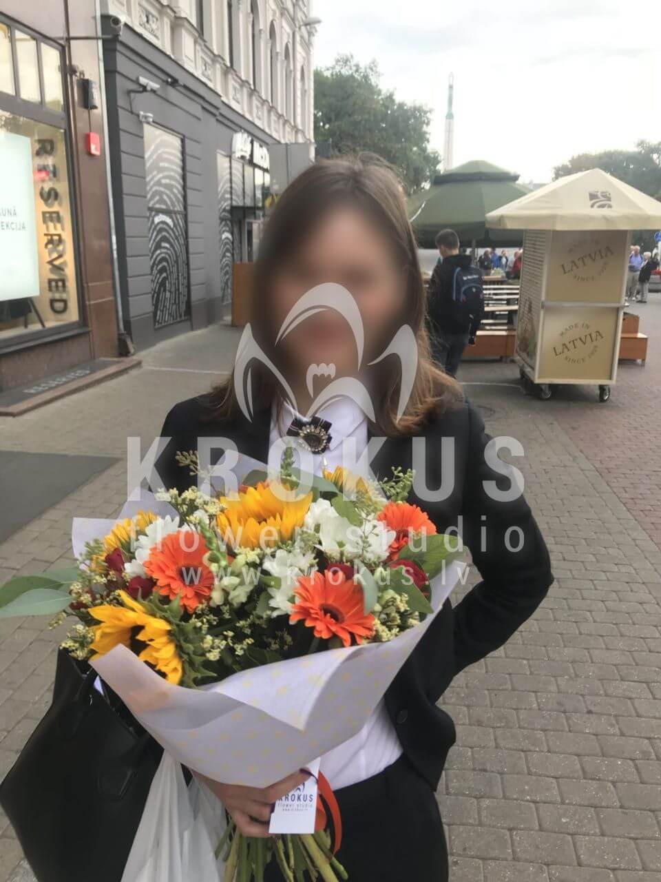 Deliver flowers to Rīga (shrub rosessunflowersmeadow flowersgoldenrodchrysanthemumshypericumdaisies)