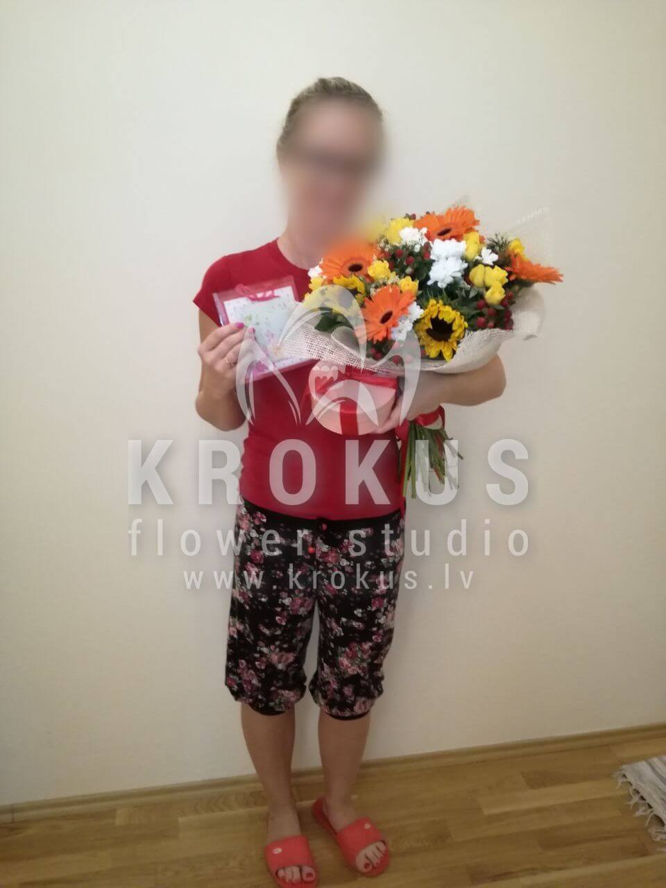 Deliver flowers to Rīga (shrub rosessunflowersmeadow flowersgoldenrodchrysanthemumshypericumdaisies)