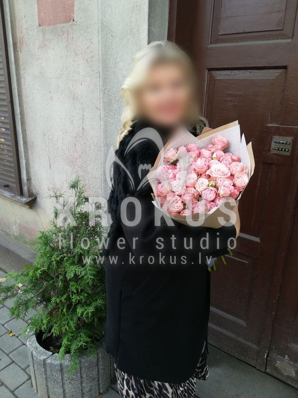 Доставка цветов в город Рига (розовые розыфисташкаэвкалипт)