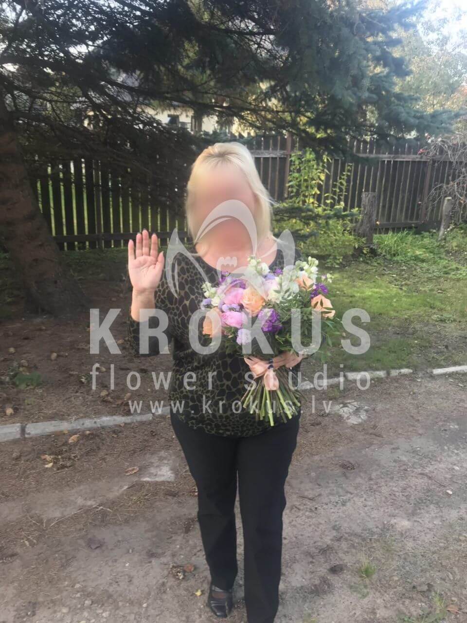 Deliver flowers to Rīga (pistaciamatthiolalarkspurcream rosespeonies)