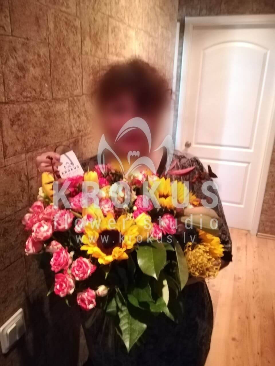 Deliver flowers to Rīga (shrub rosescraspediailexsunflowersruscuspumpkinsnapdragon)