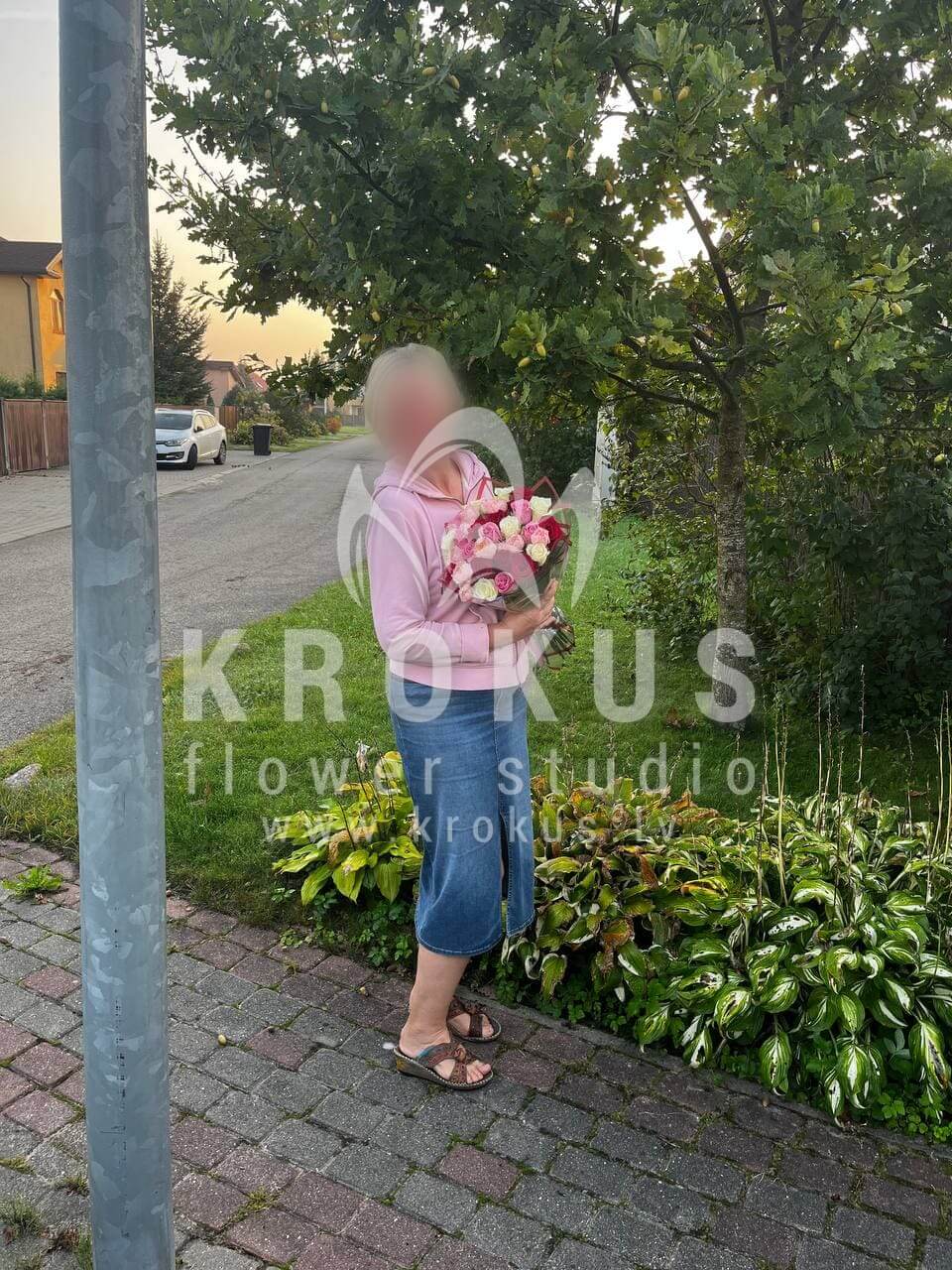 Доставка цветов в город Mežāres (розовые розыоранжевые розыжелтые розыкрасные розы)