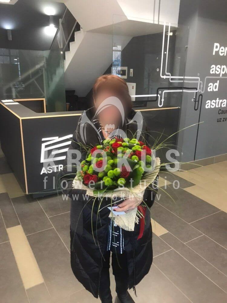 Доставка цветов в город Рига (берграсс
хризантемыгиперикумсалалкрасные розыаспидистра)