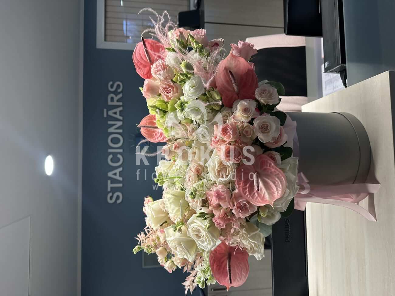 Deliver flowers to Rīga (boxshrub rosespeony roseslisianthuses (eustoma))