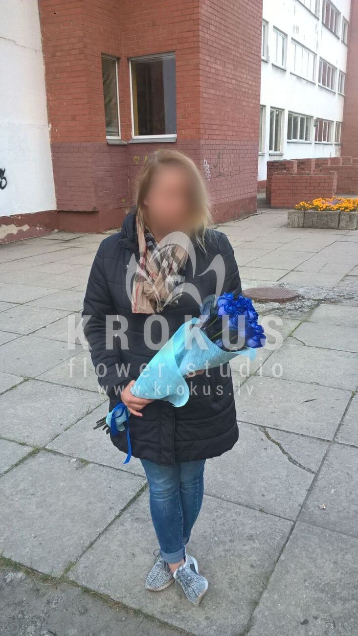 Deliver flowers to Latvia (blue roses)