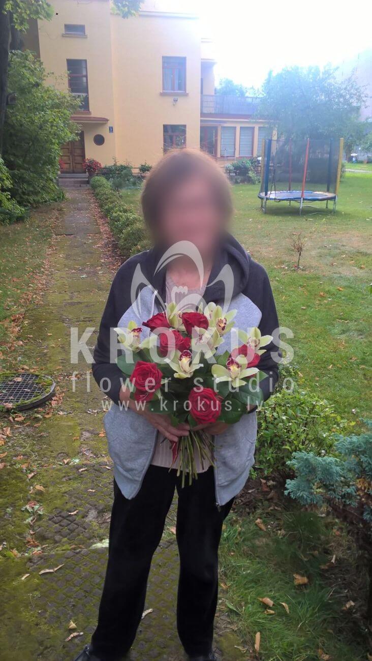 Deliver flowers to Latvia (orchidssalalred roses)