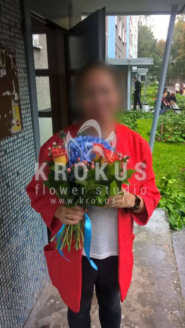 Доставка цветов в город Latvia (эрингиумгиперикумгортензиисалалдвухцветные розы)