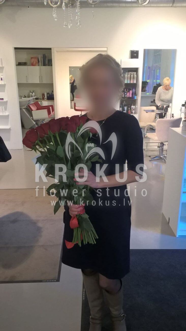 Ziedu piegāde Latvia Latvia (melnas rozessarkanas rozes)