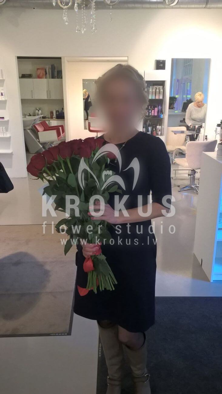 Deliver flowers to Latvia (red roses)