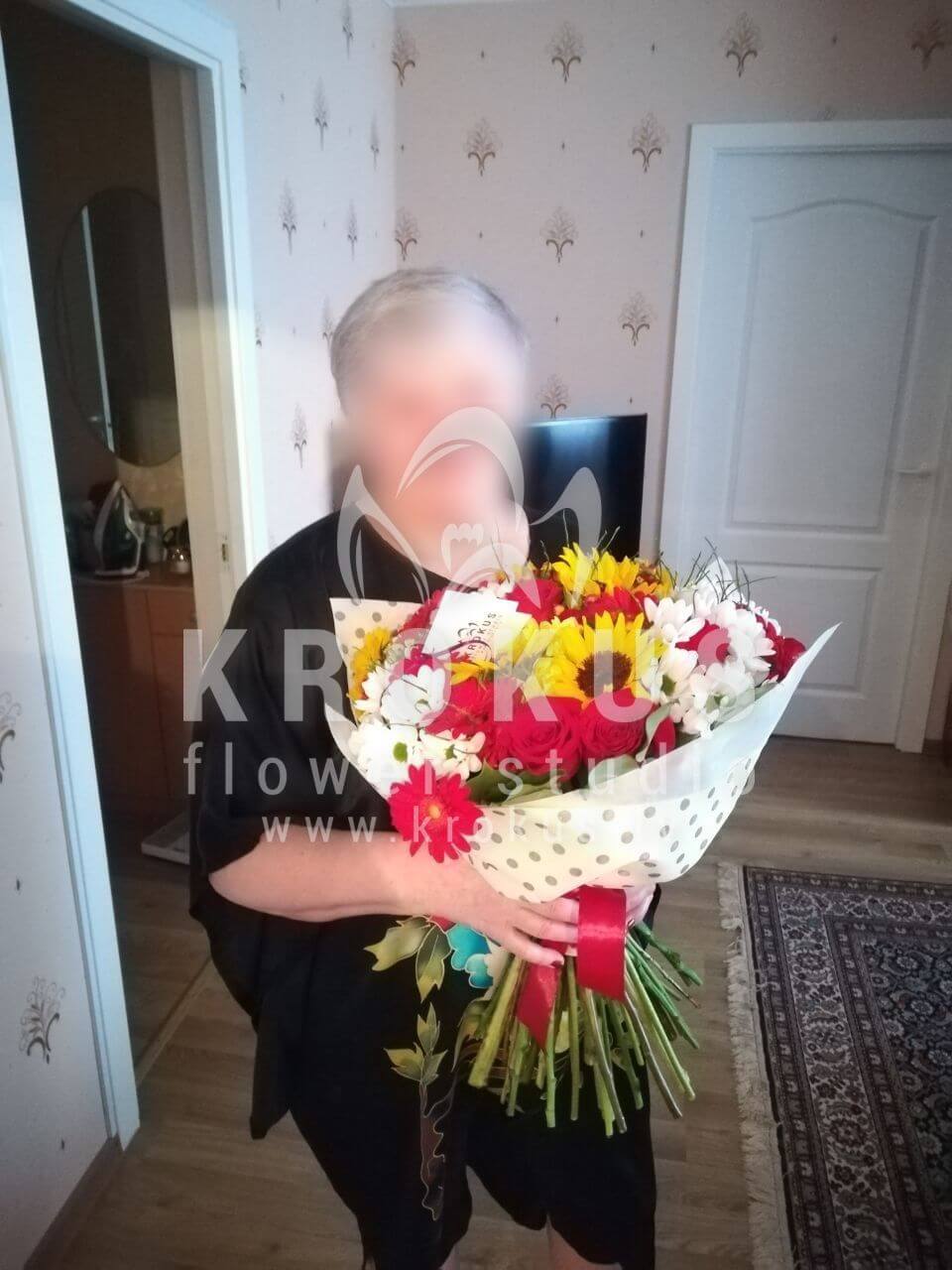 Доставка цветов в город Salaspils (кустовые розыподсолнухилуговые цветысолидагохризантемыгиперикумгерберы)