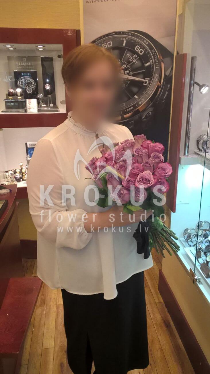 Deliver flowers to Latvia (bicolor roses)