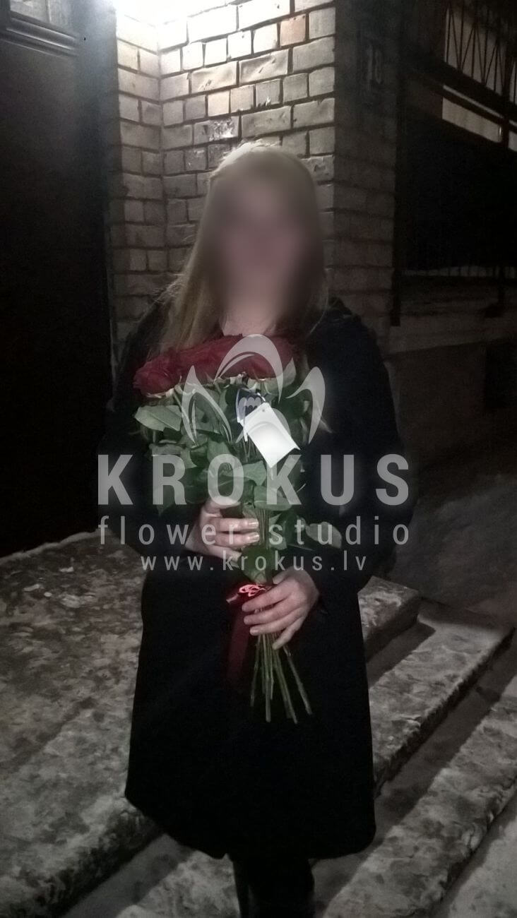 Deliver flowers to Latvia (red roses)