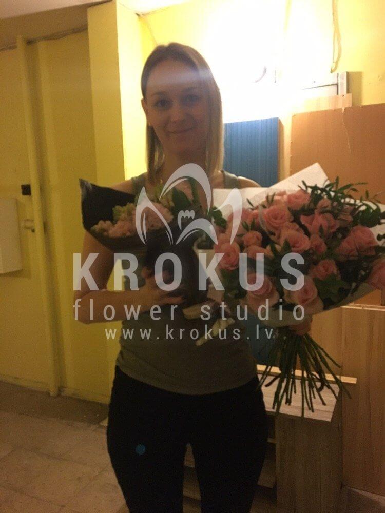 Доставка цветов в город Рига (кустовые розырозовые розыфисташкатыкваэвкалипт)
