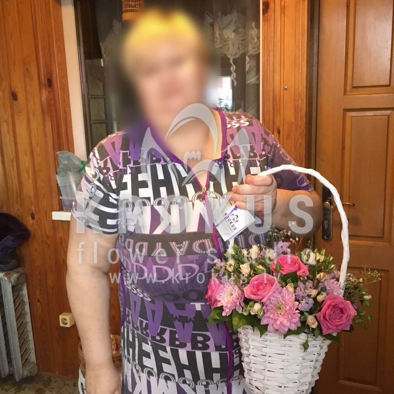 Deliver flowers to Latvia (shrub rosespink rosescloveswaxflowersalalstatice)