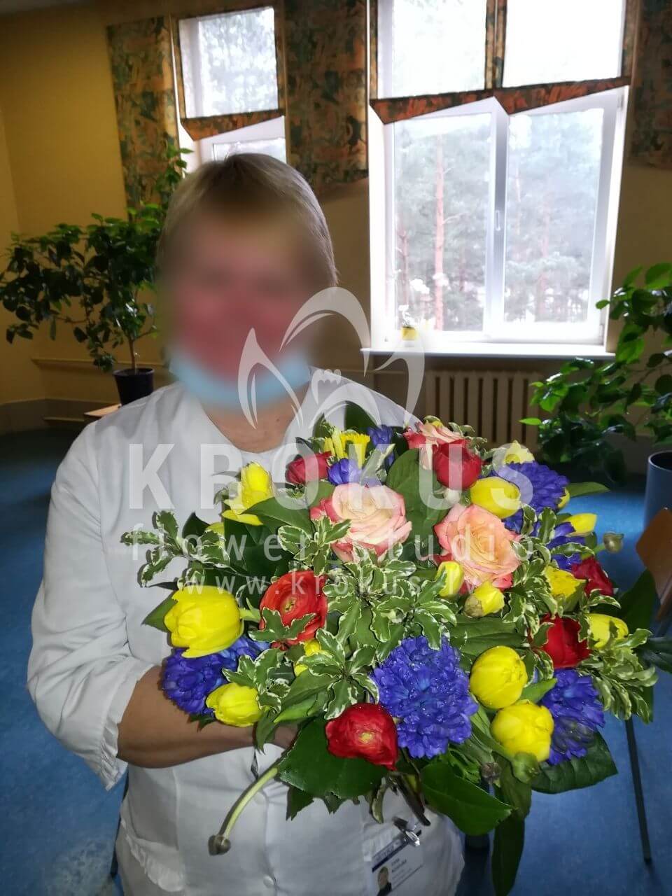 Ziedu piegāde Latvia Rīga (divkrāsu rozeseryngiumhypericumhortenzijassalal (goltjēra))