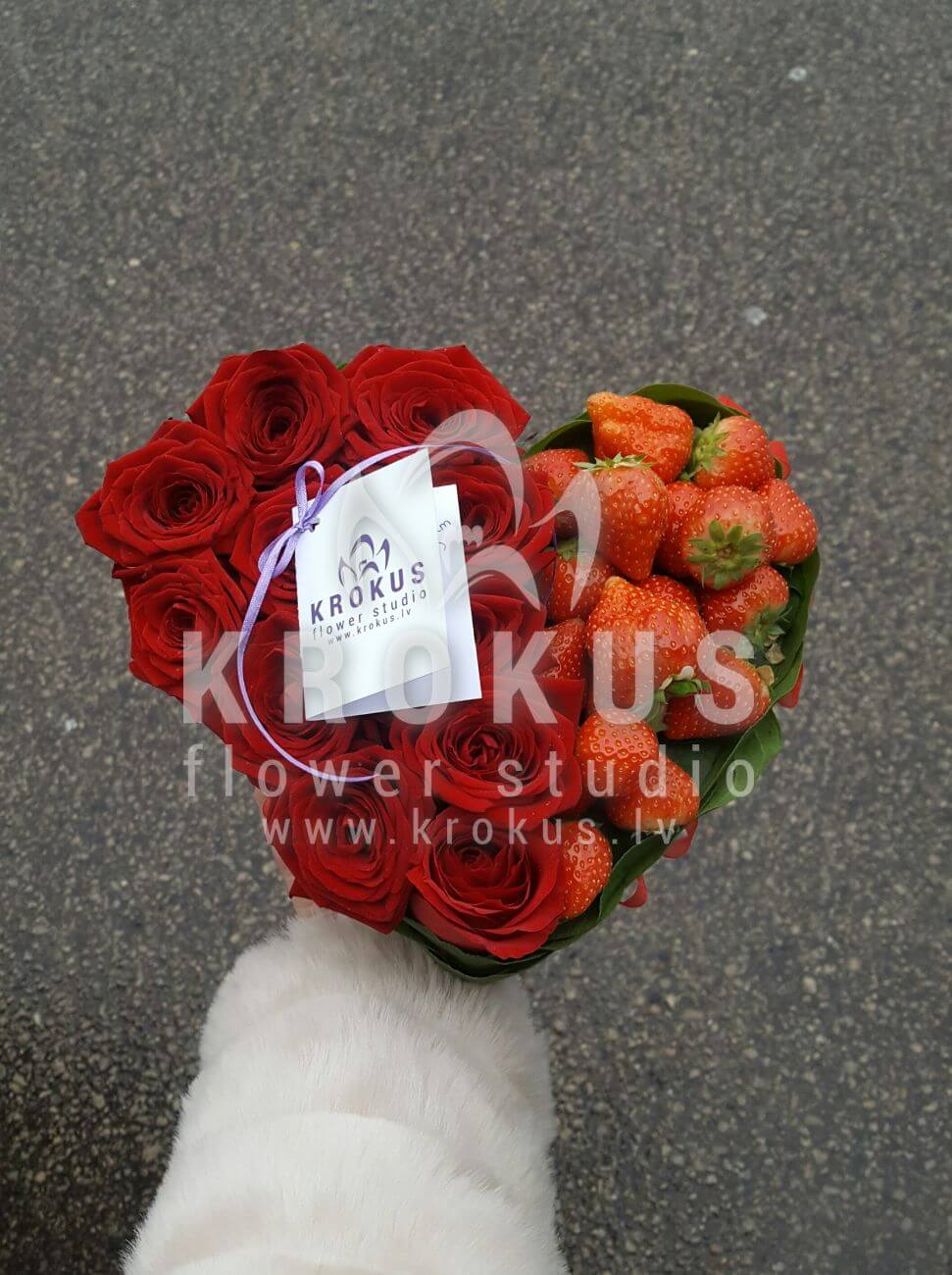 Deliver flowers to Latvia (salalred roses)