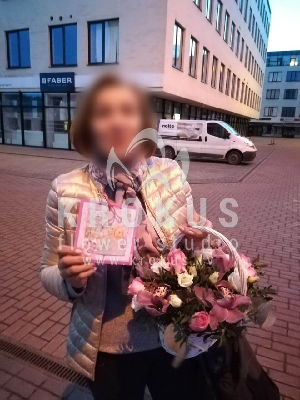Доставка цветов в город Рига (розовые розыорхидеиэвкалиптлизиантусы (эустома))