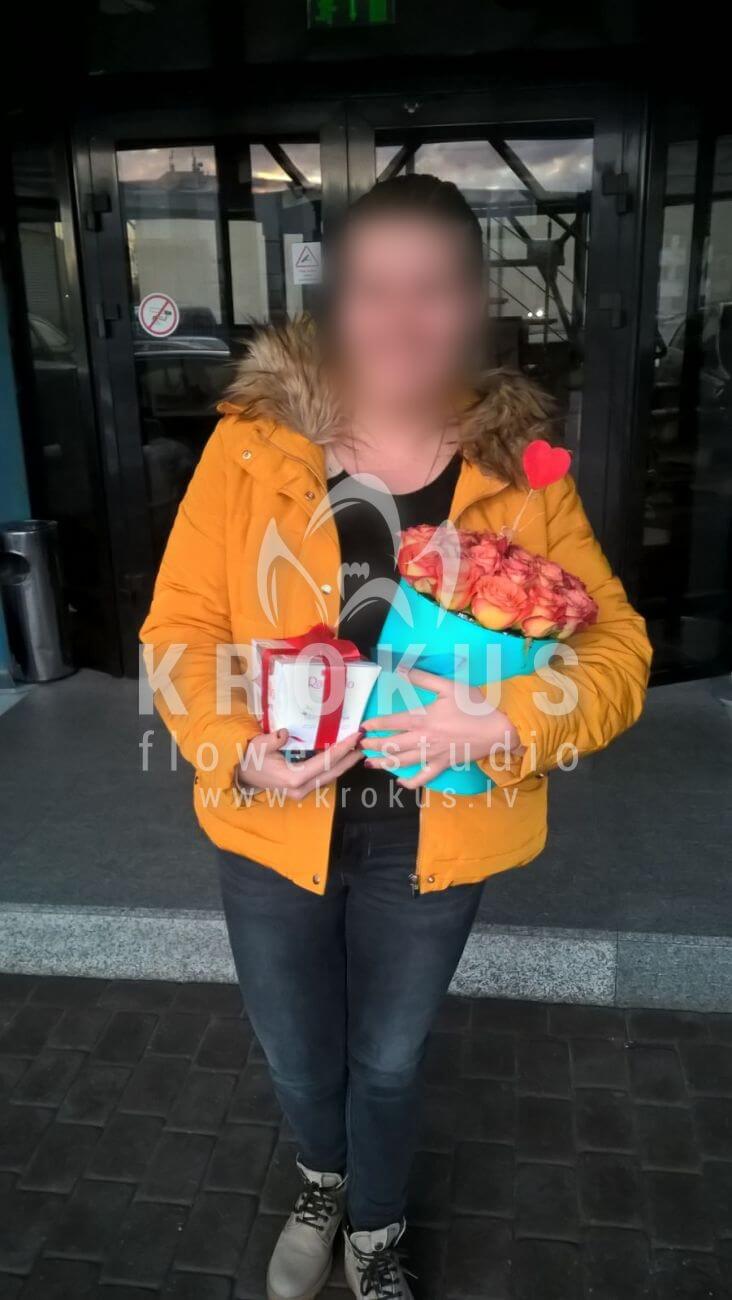 Deliver flowers to Latvia (orange roses)