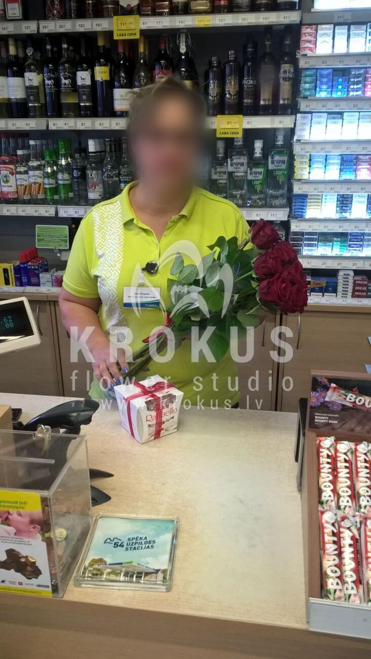 Deliver flowers to Latvia (red roses)