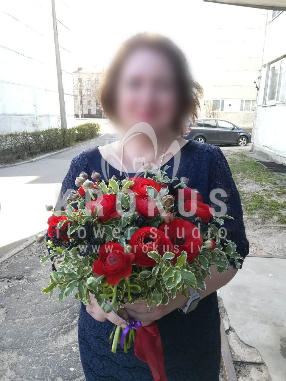 Deliver flowers to Rīga (buttercupsskimmiapeony rosesred rosescheesewood)