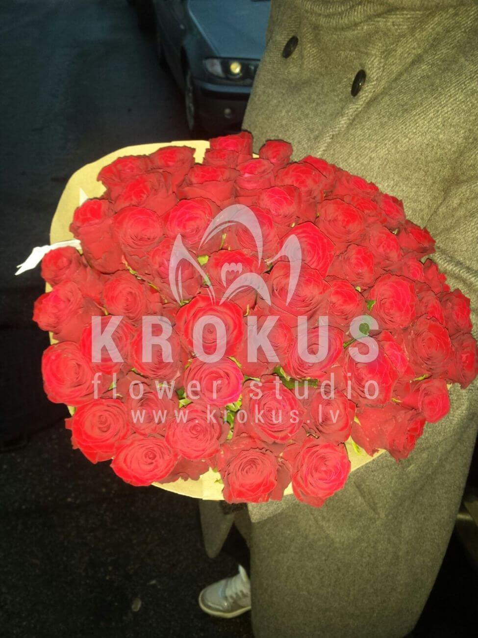 Deliver flowers to Latvia (white roses)