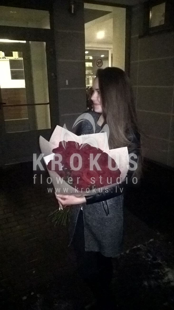 Deliver flowers to Latvia (red roses)