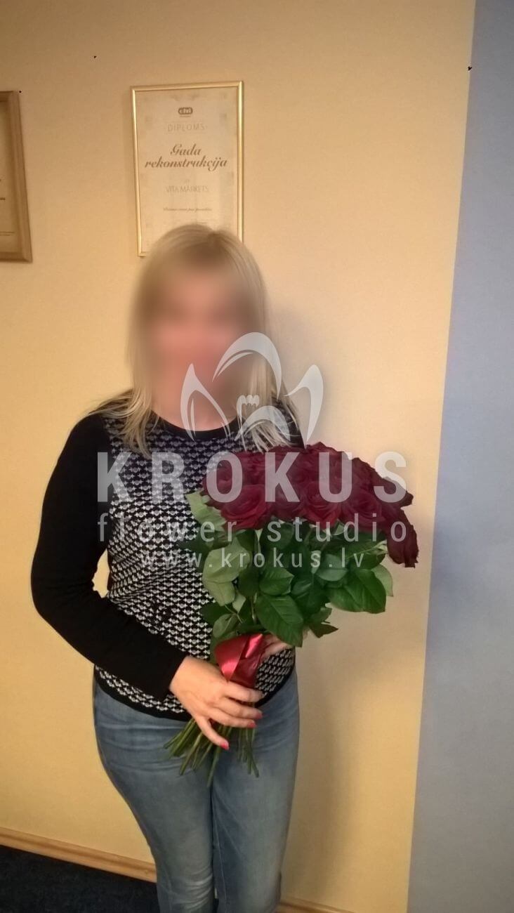 Deliver flowers to Latvia (red roses)