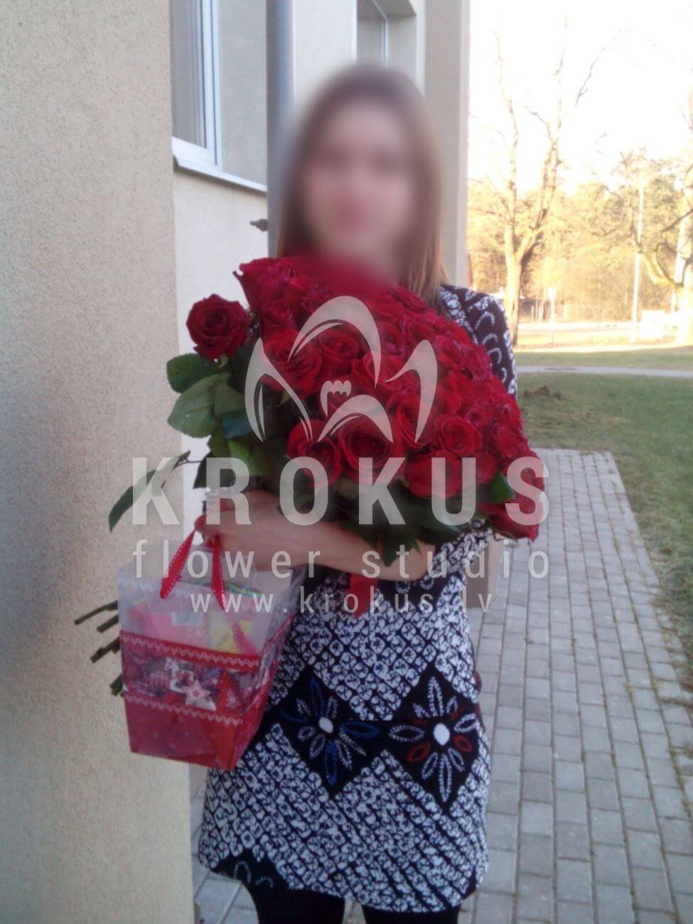 Deliver flowers to Latvia (red roses)