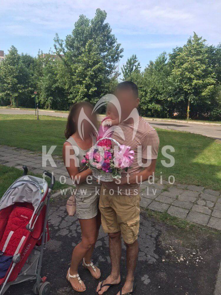 Deliver flowers to Rīga (shrub rosespink rosescloveswaxflowerstaticesalal)