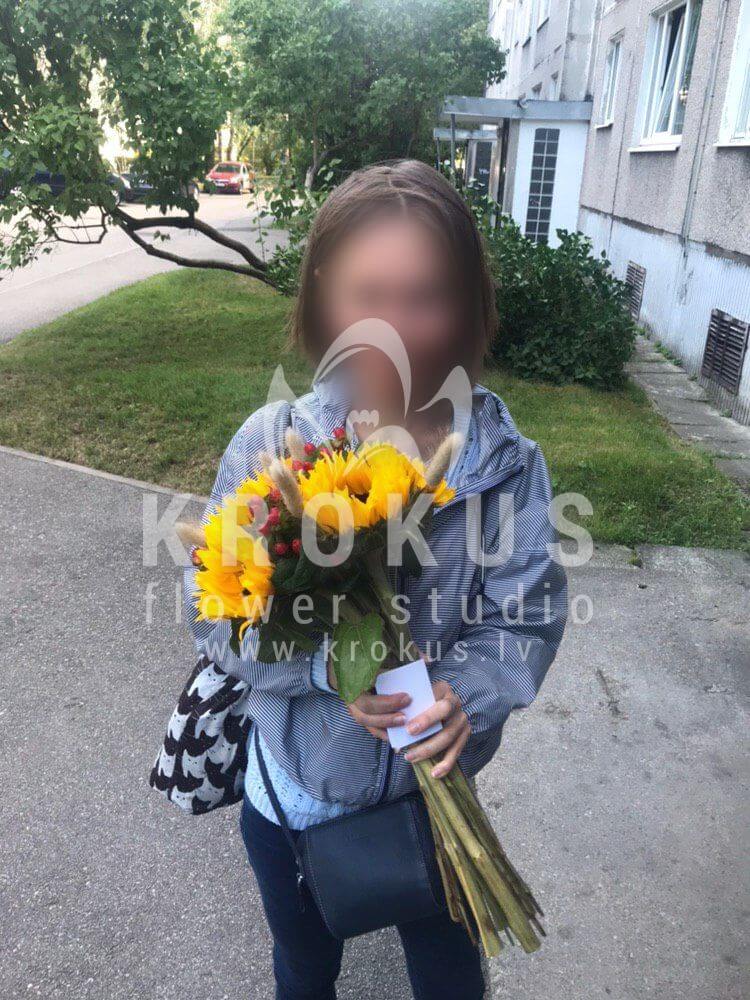 Deliver flowers to Rīga (sunflowershypericumveronica)