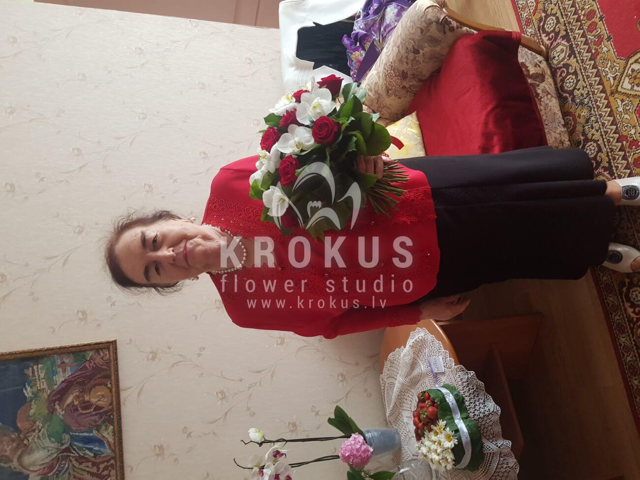 Deliver flowers to Rīga (orchidssalalred roses)