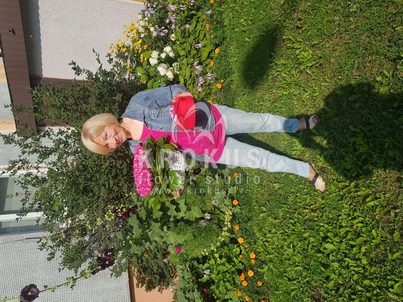 Ziedu piegāde Latvia Rīga (rozā rozesbergrasssalal (goltjēra)aspidistra)