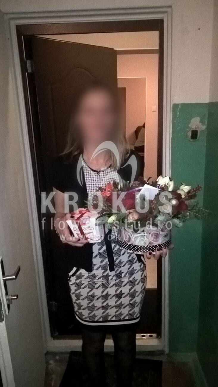 Ziedu piegāde Latvia Latvia (kasteīlekssskimmijaeikaliptsamarillisnobilis eglesarkanas rozes)