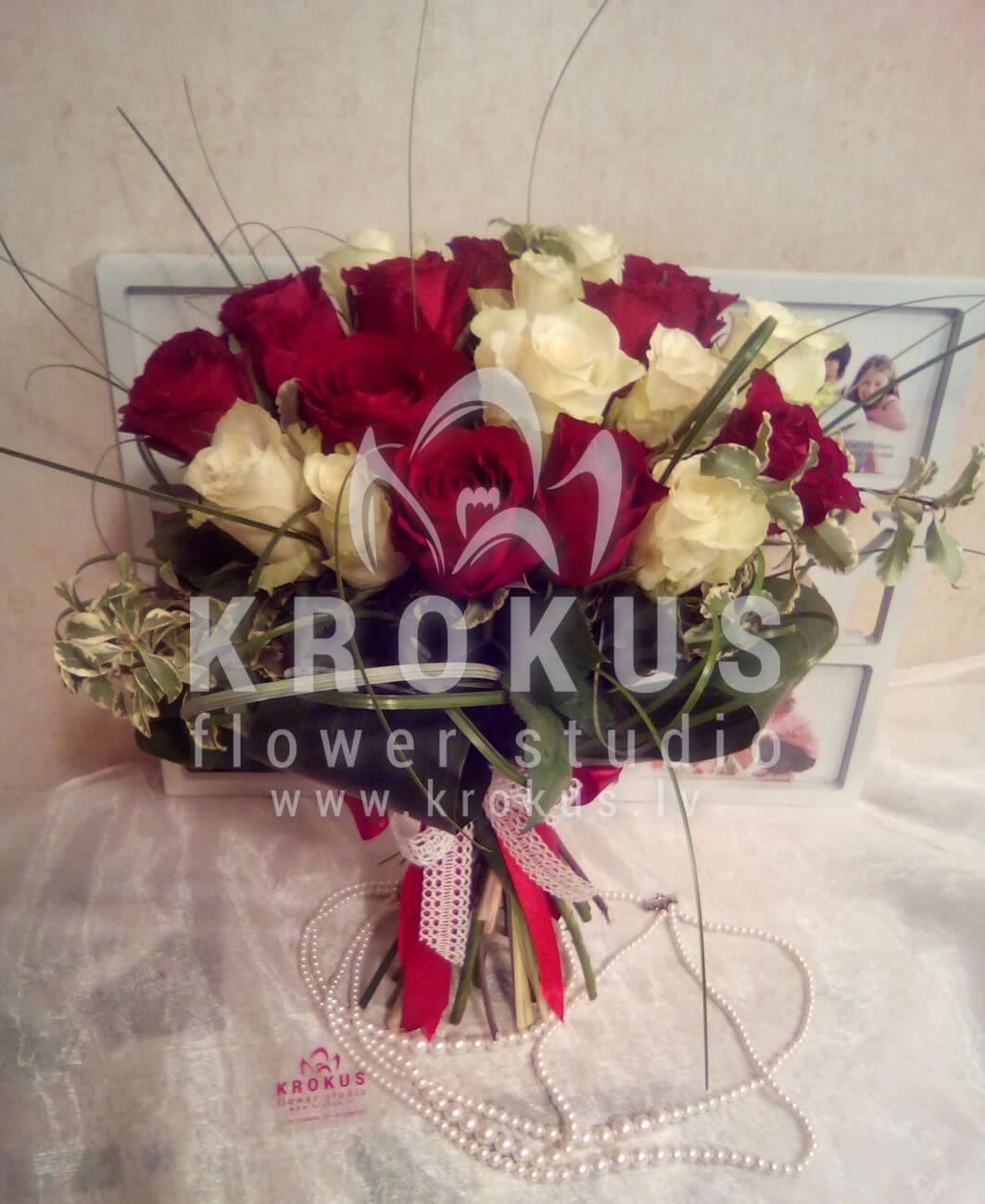 Deliver flowers to Latvia (shrub rosessunflowersmeadow flowersgoldenrodchrysanthemumshypericumdaisies)
