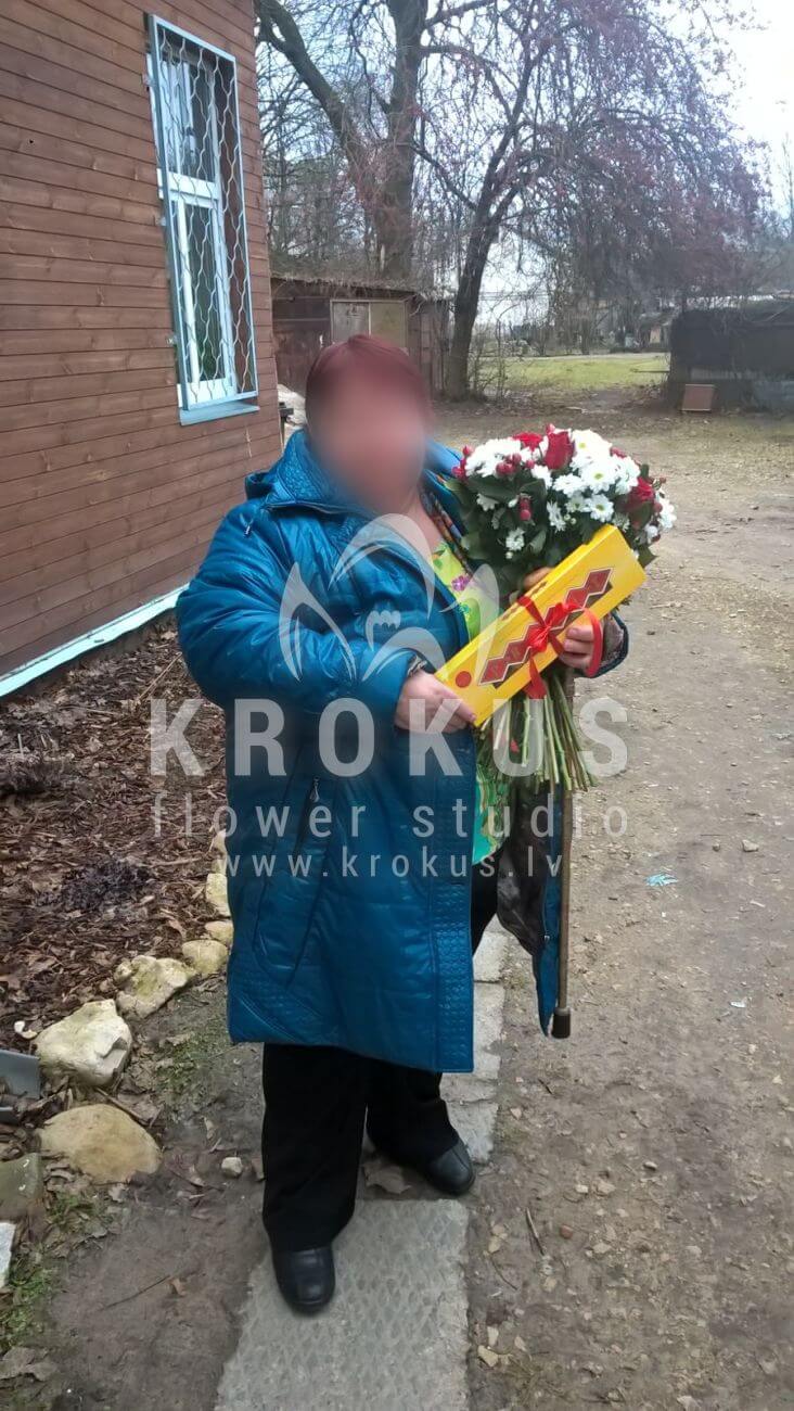 Доставка цветов в город Latvia (фисташкатанацетум гиперикумромашкикрасные розы)