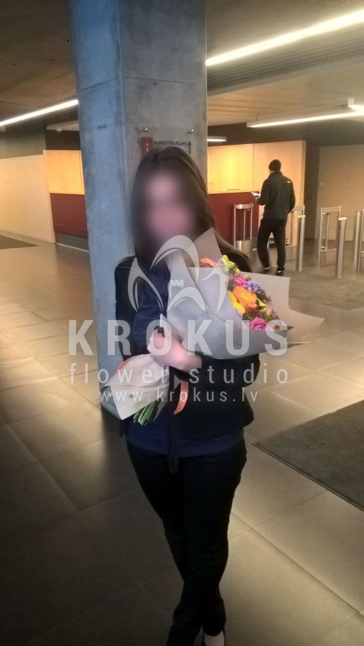 Ziedu piegāde Latvia Latvia (krūmrozeskallasoranžas rozeseikaliptsveronikaоzothamnus)