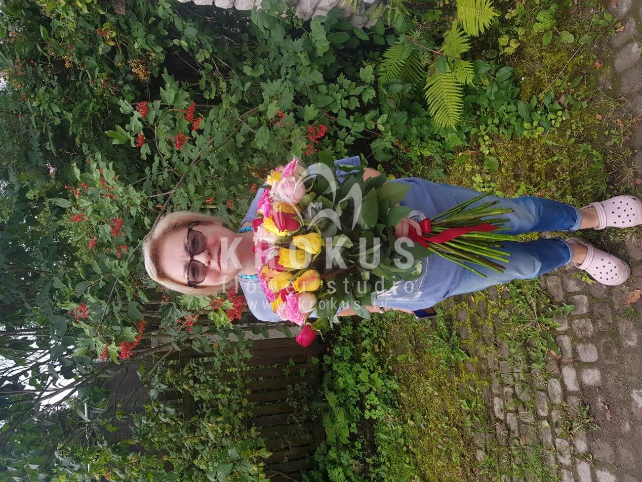 Доставка цветов в город Jūrmala (розовые розыбелые розыжелтые розыоранжевые розыкрасные розы)