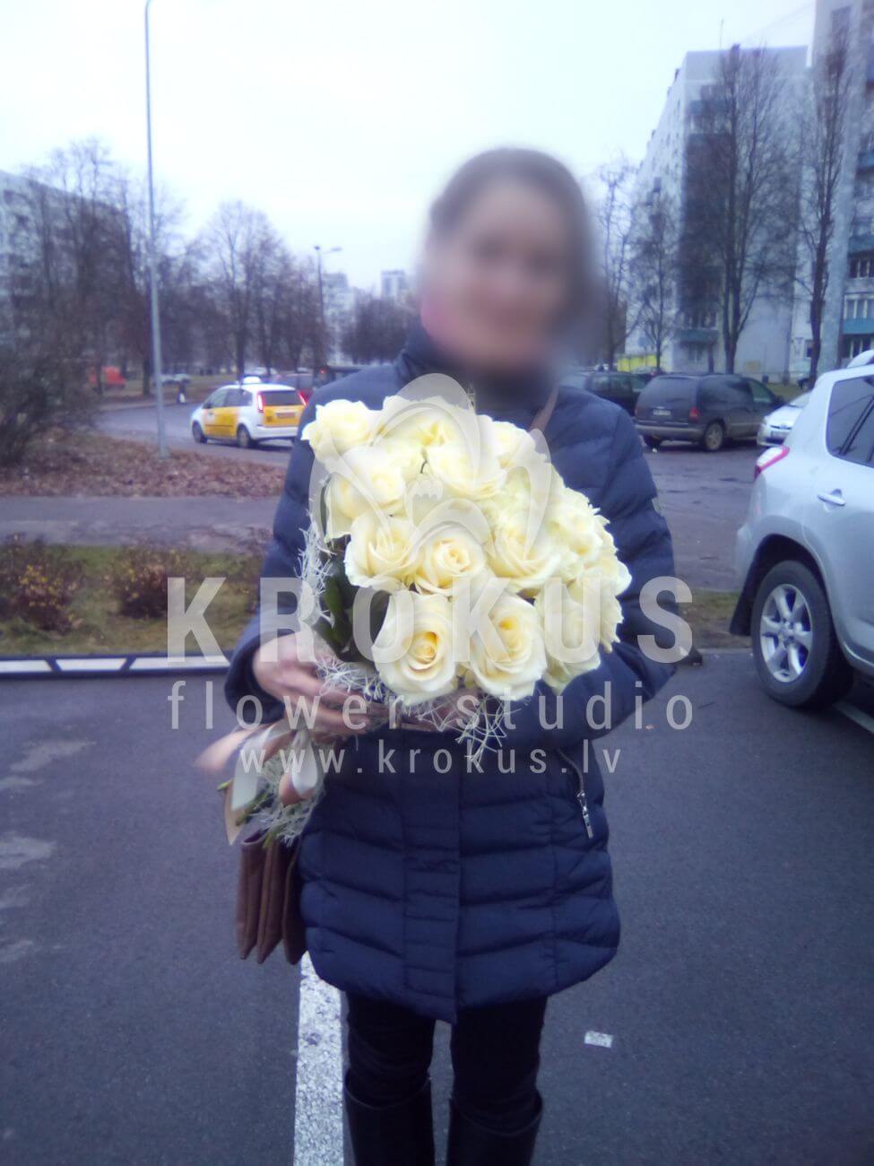 Deliver flowers to Latvia (white roses)