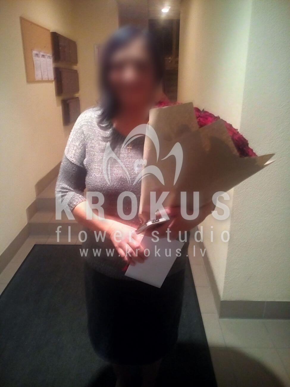 Deliver flowers to Latvia (red roses)