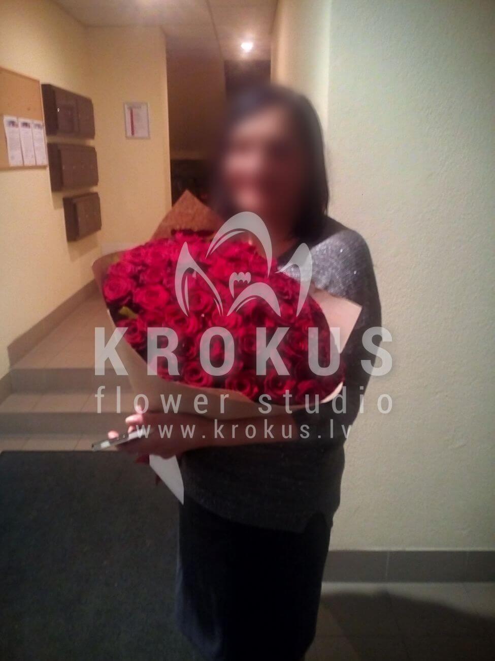 Deliver flowers to Latvia (red roses)